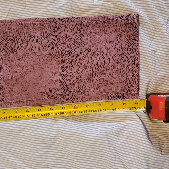 Soho soft denim sz 12 mauve/black animal print jeans. No flaws - Picture 9 of 11